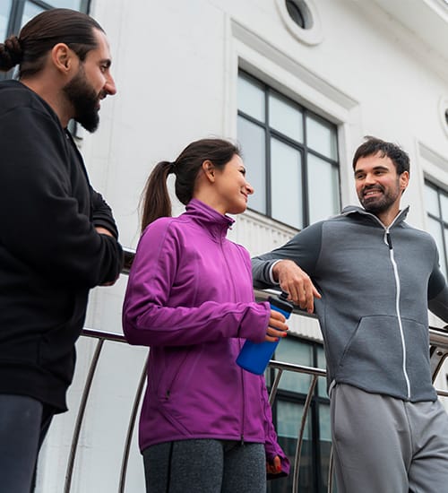 mediano tiro gente latina entrenando al aire libre